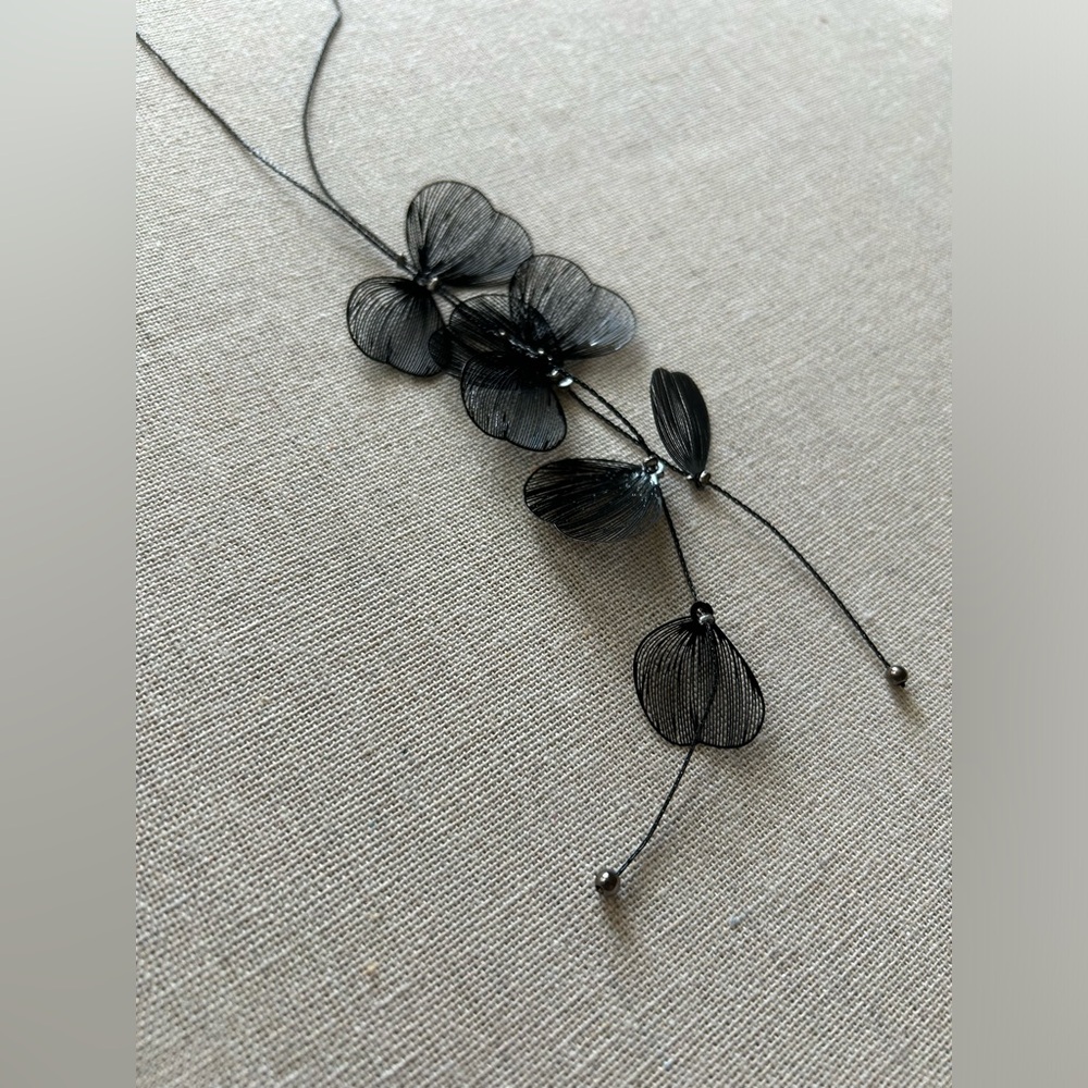 NWOT Black Leaf Y Collar Necklace - Picture 4 of 6